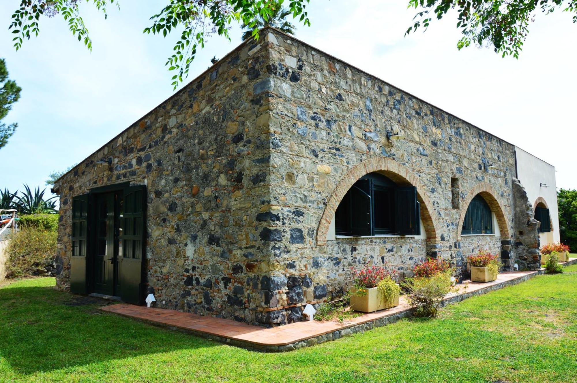 Antico Borgo Etneo Country Hotel カラタビアーノ エクステリア 写真
